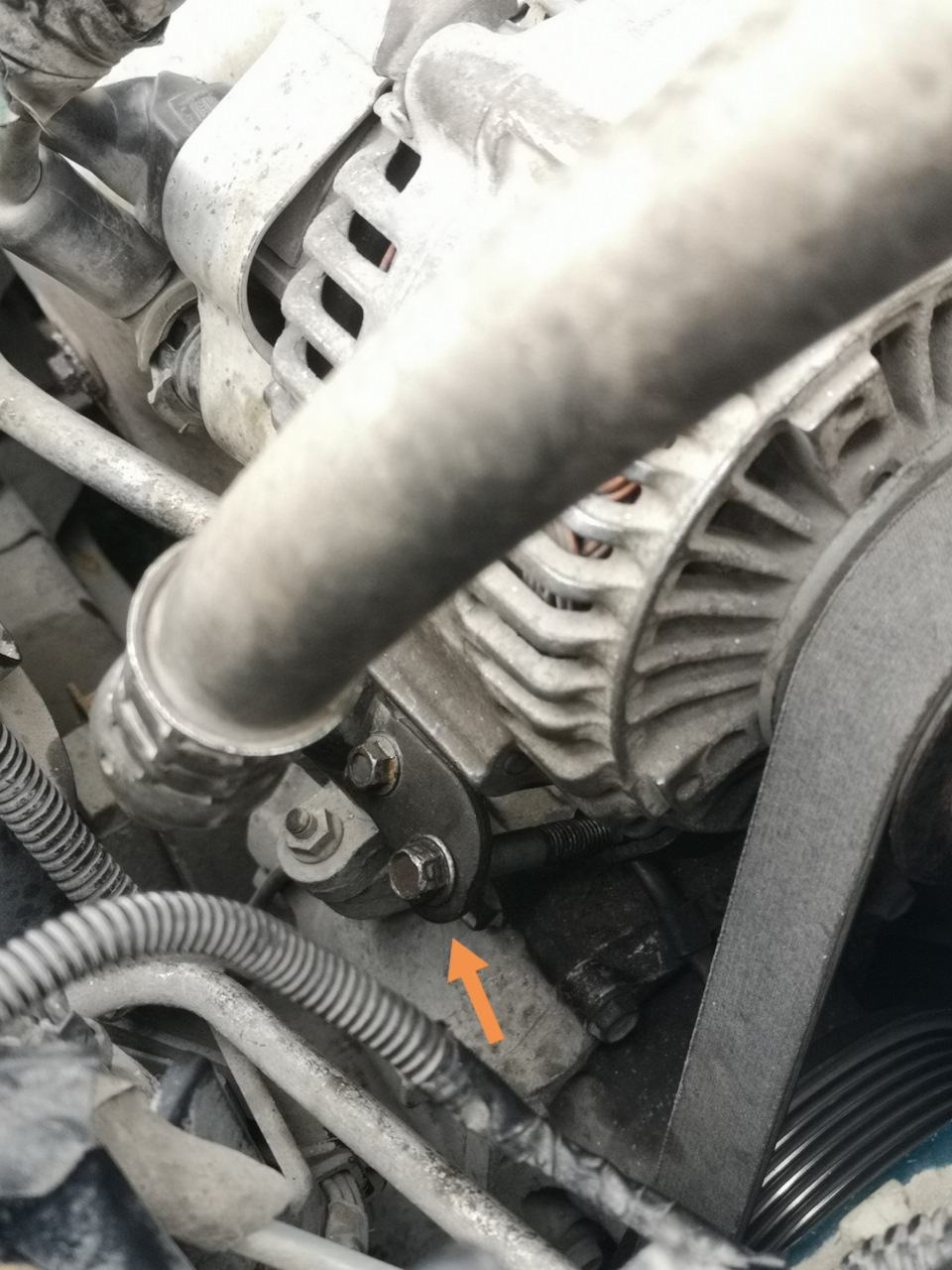 Натяжение приводного ремня (генератора и компрессора кондиционера) на ...