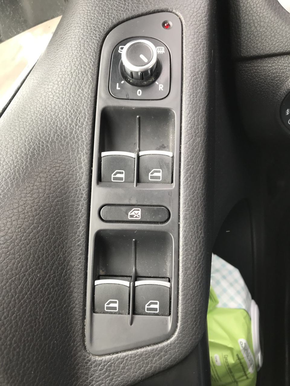 Замена кнопки стеклоподъемников — Volkswagen Tiguan (1G), 2 л, 2013 ...