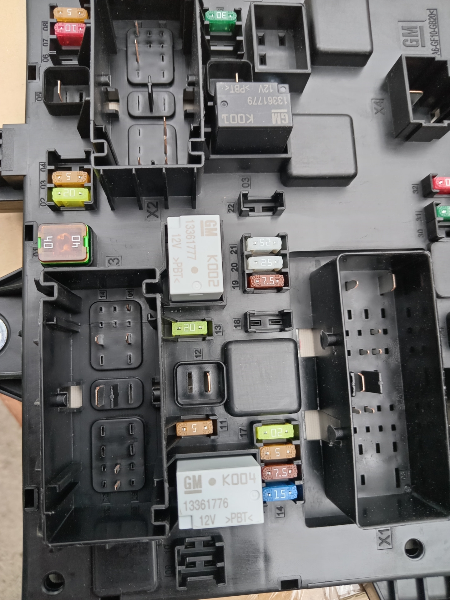 Блок предохранителей в багажник OPEL ASTRA J (13302301) — Opel Astra J ...
