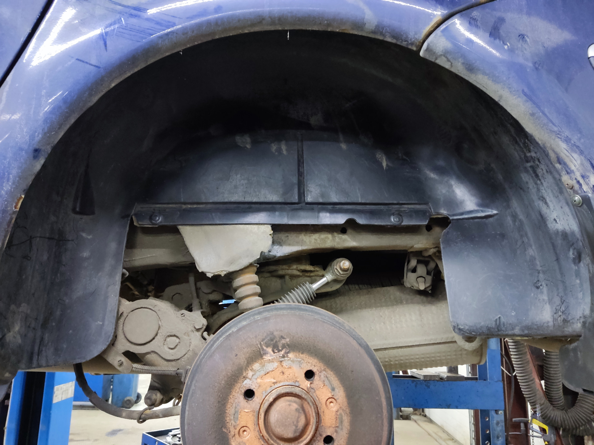 Подкрылок задний левый инфинити qx56. Вместо подкрылков. Замена подкрыльников мерс w204. Вместо подкрылков. Снятие подкрылка w203.