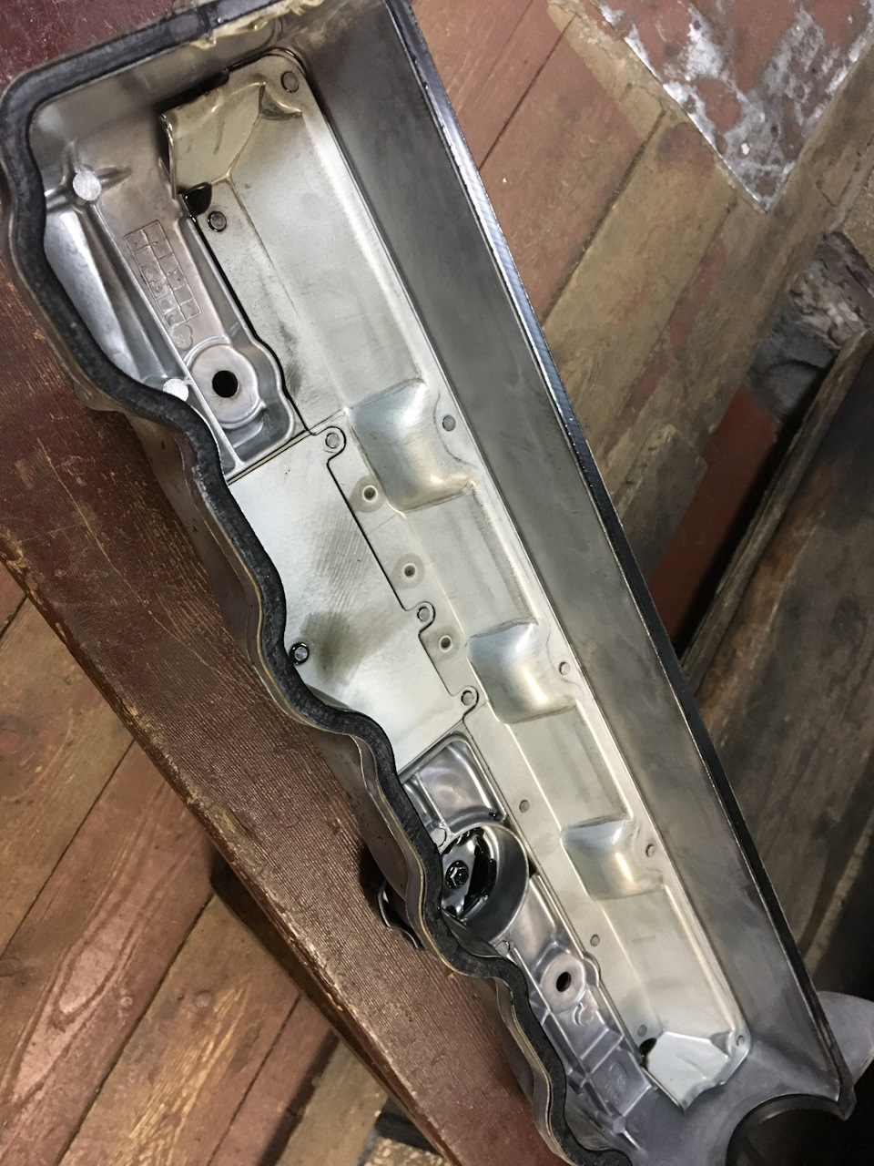 Внутренняя часть клапанной крышки после 82000км пробега, использую масло Midland Avanza 5W40… — Mitsubishi Pajero Sport (1G)