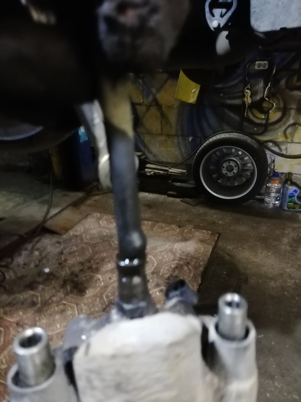 Задний, такие оба, а передние все в трещина. Им 1 год — BMW 7 series (E65/E66)