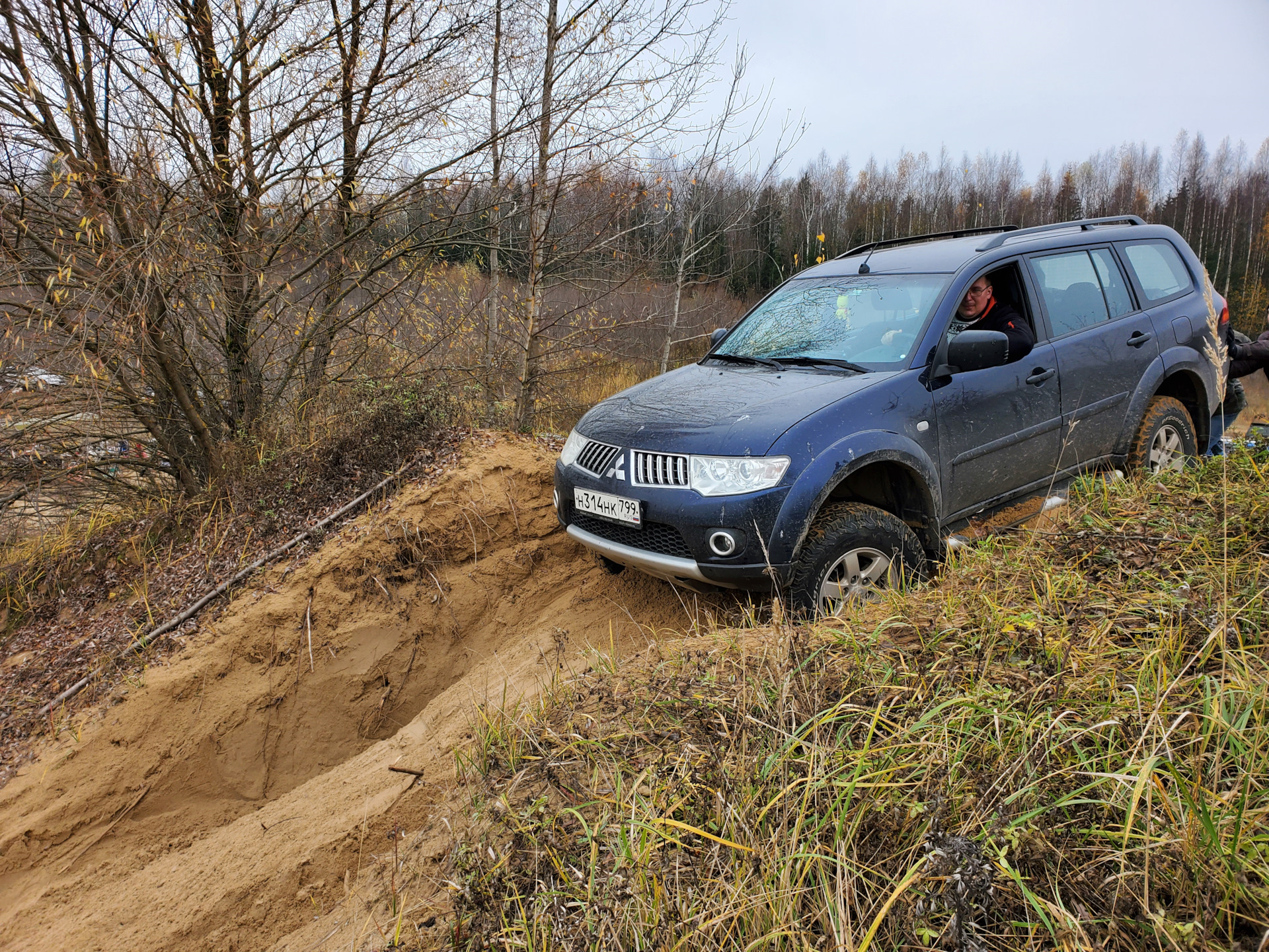 Паджеро спорт 2 бензин 3.0. Люк Mitsubishi Pajero Sport. Карман Pajero Sport 2.