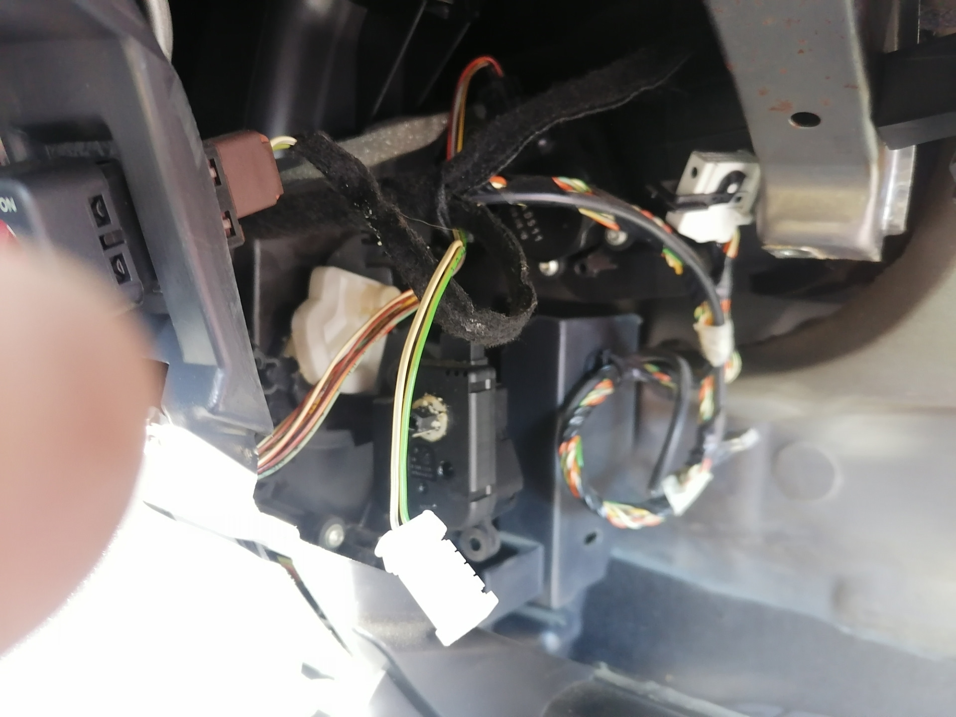 Не работает переключатель обдува. Daewoo nexia вакуумный переключатель. Кран печки дэу нексия n150. Заслонка переключения обдува фанкарго. Кран печки аккорд 7.