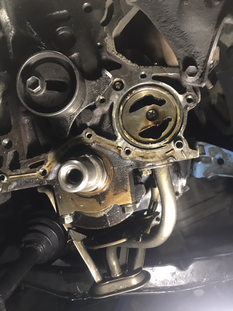 Маслонасос 2114. Сальник коленвала ланцер 9 1. Течь маслонасоса. Масляный насос митсубиси лансер 9 1. Лансер 9 течет масло через сальник коленвала.