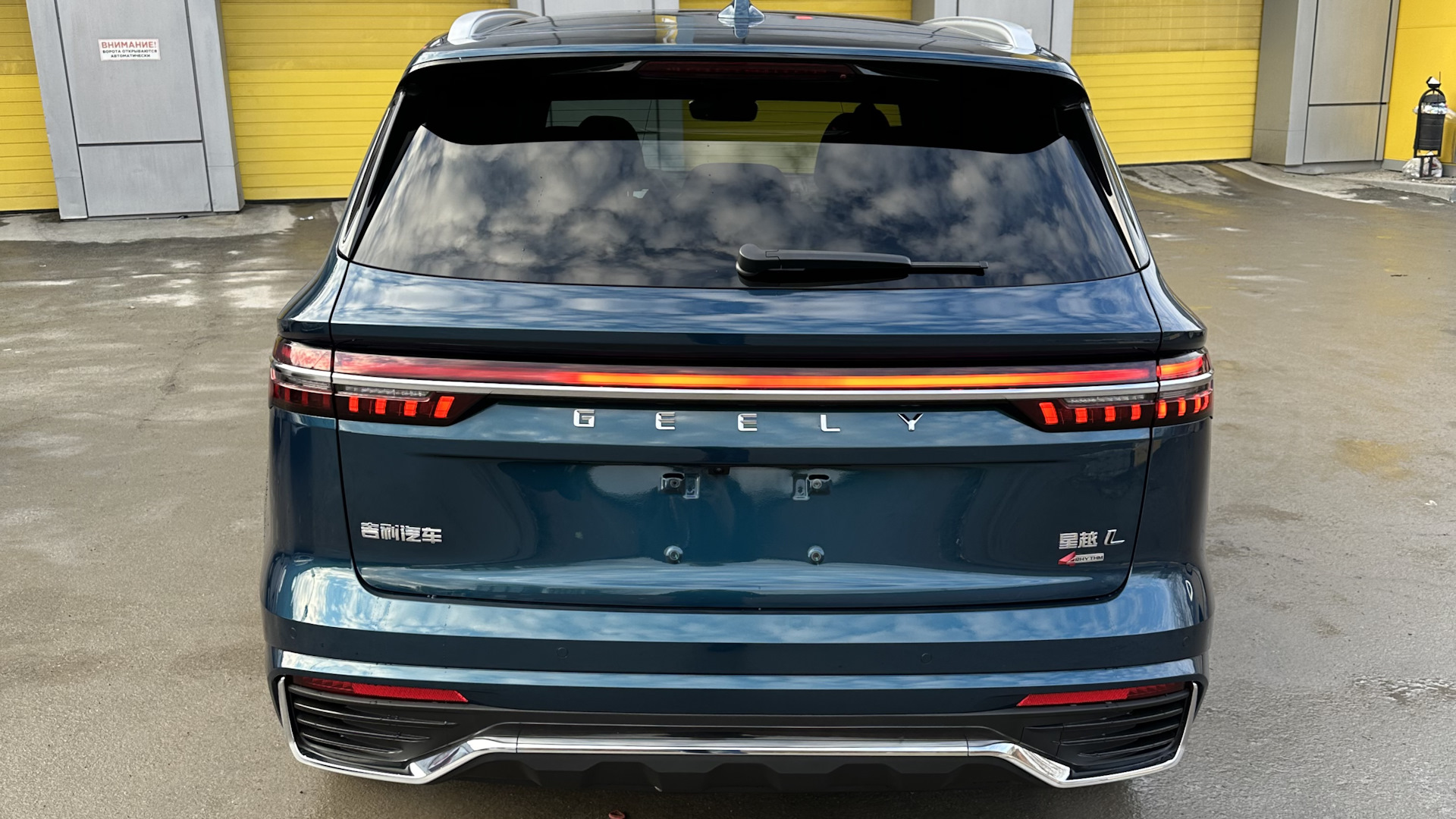 Рейлинги джили монжаро. Размеры багажника geely monjaro. Джили атлас с багажником на крыше. Geely atlas pro бокс на крышу. Рейлинги джили монжаро.