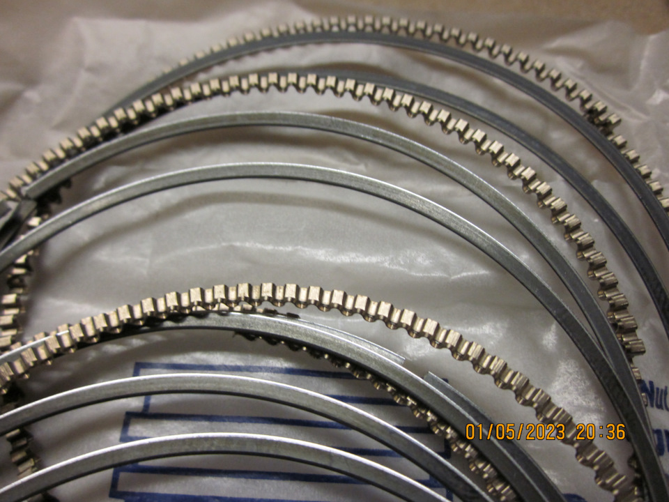 Поршневые кольца HERZOG, комплект маслосъёмных колец с расширителями, фото без вспышки — Lada Vesta SW (1G)