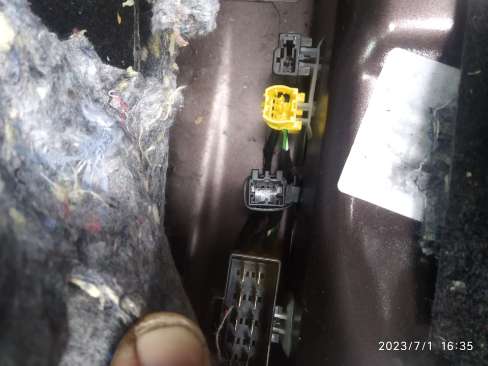 для проводки амбиента под сиденья установил дополнительные промежуточные разъемы — Skoda Octavia A7 Mk3