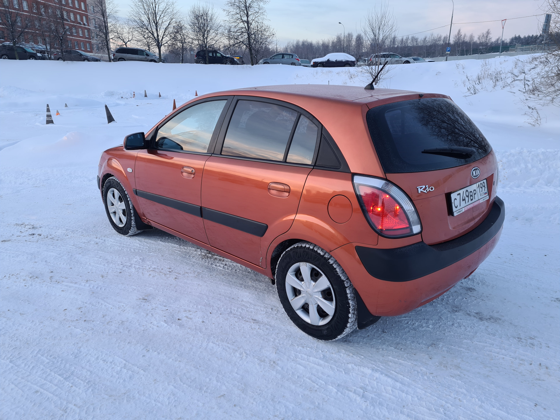 185 радиус. Kia Rio 2 185 70 r14. Kia Rio 2 185/65 r14. Киа Рио 2 175/70 14. 185 70 14 В Киа Рио 2.