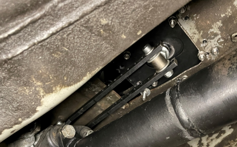 Поскольку кулиса прикручивается к кузову из салона, первым делом идем выставлять ее по месту, как она должна стоять и фиксируем. После уже устанавливаем тягу кулисы. Пробуем, чтоб все передачи включались четко и до конца, чтоб нигде ничего не упиралось. Мы слегка помучались, не включалась до конца первая и пятая передача, не хватало хода. Путем смещения кулисы чуть назад исправили это. После проверки отрезаем от длинных тяг лишнее и устанавливаем чистовой вариант обратно. Рекомендую смазать все соединения, в том числе и сам шар кулисы. — Toyota Altezza