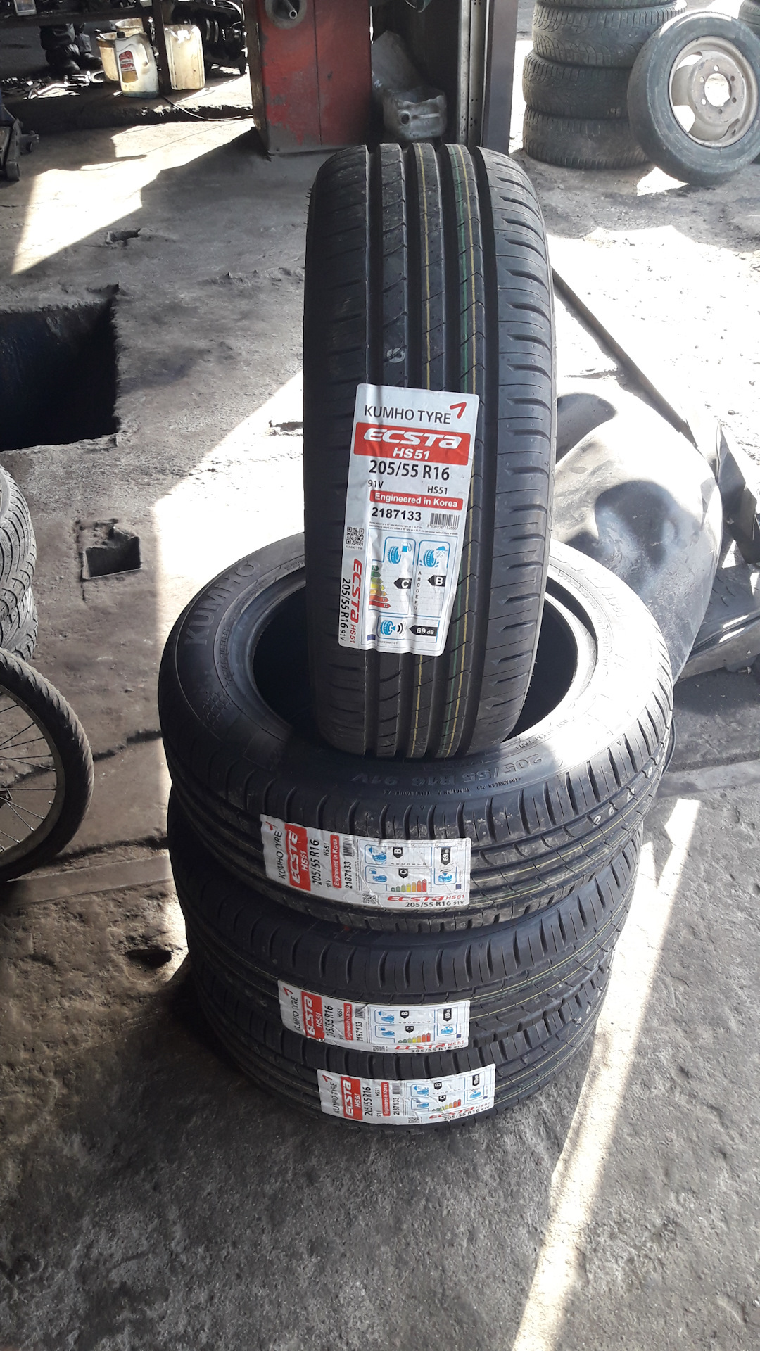 Kumho 205 55r16. 205 55 R16 тонкая резина. Kumho Ecsta отзывы. Kumho 205 50 16 лето сколько качать.