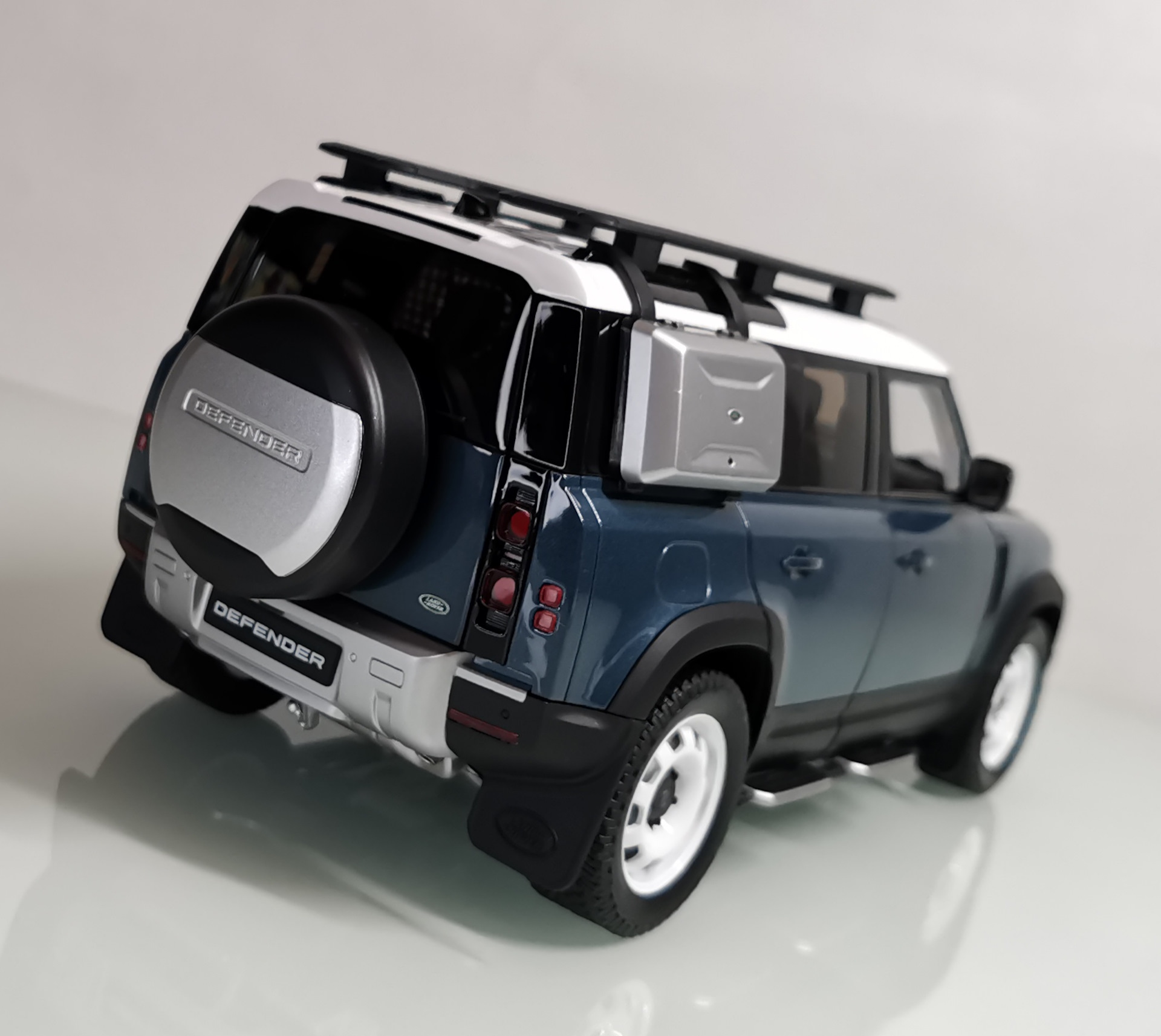 Defender 2020. Land Rover 110 1/18. Дефендер 110 2021. Land Rover 110 Black almost real 1:18. Ленд Ровер Дефендер 110 2020.