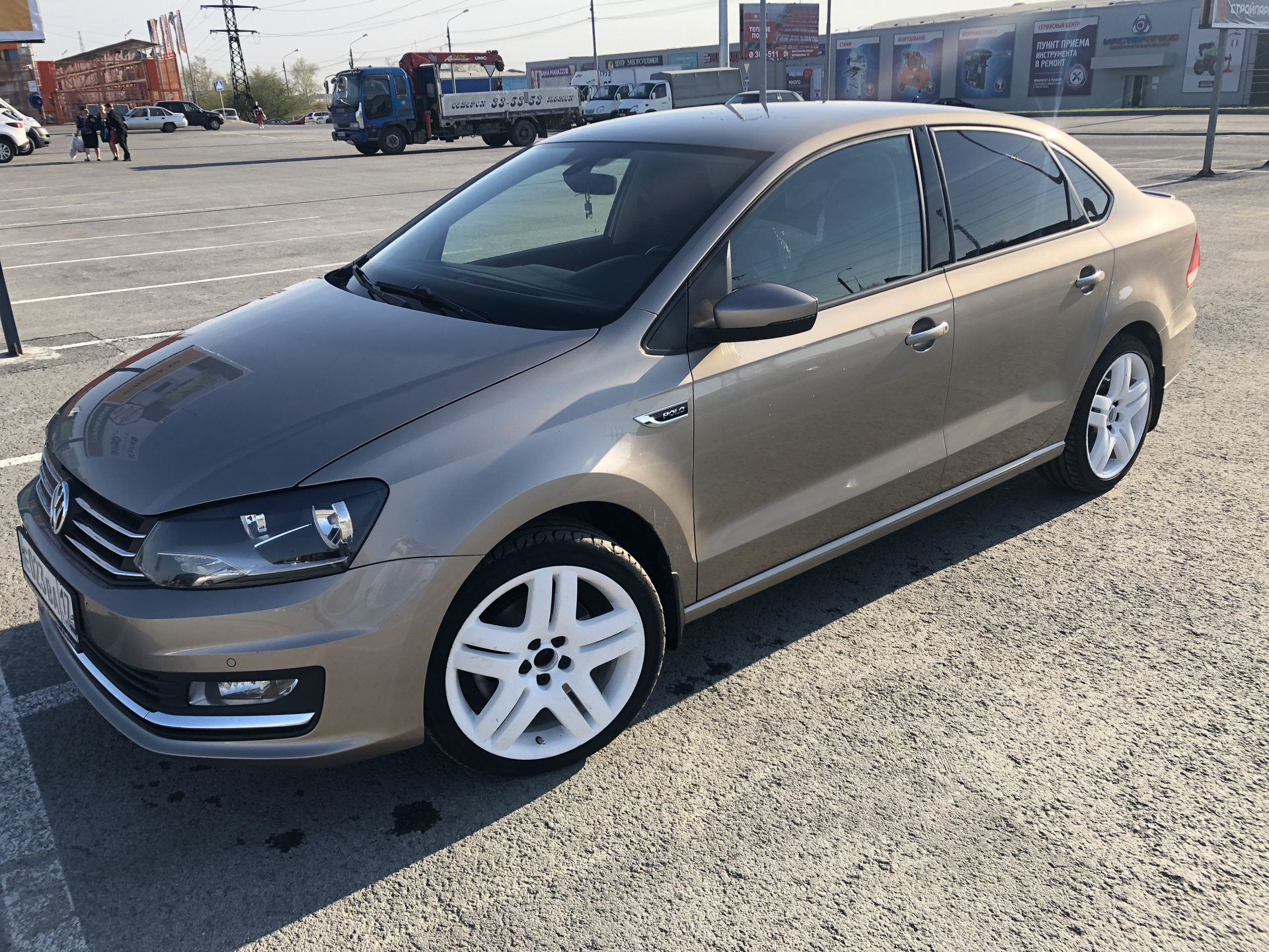 Диски на поло седан. VW Polo sedan r17. Фольксваген поло 17.