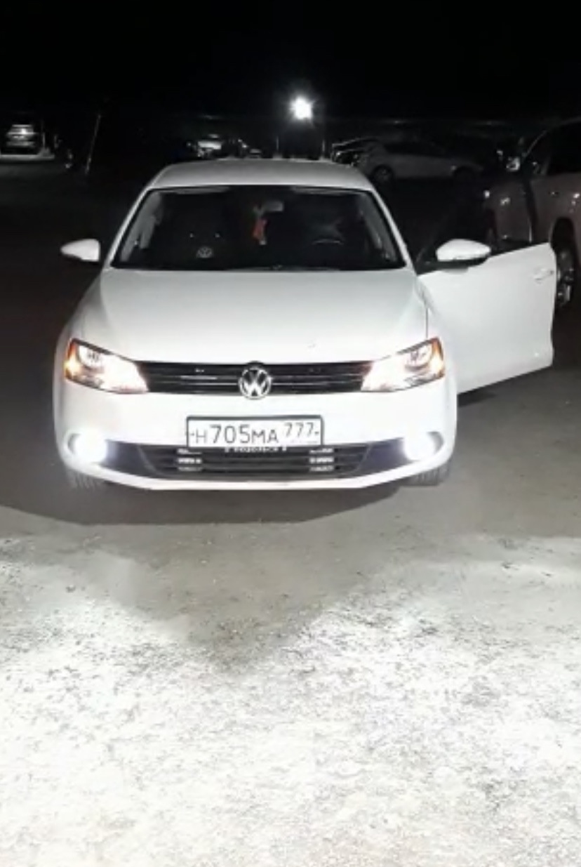 Установка дополнительного света в дальний. Вспышки ФСО в VW Jetta 6. Led  свет в туманки. — Volkswagen Jetta VI, 1,6 л, 2014 года | другое | DRIVE2