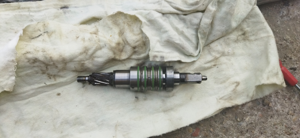 Вал. Верхний сальник, который стоит на валу, достается шурупом. — Opel Astra F