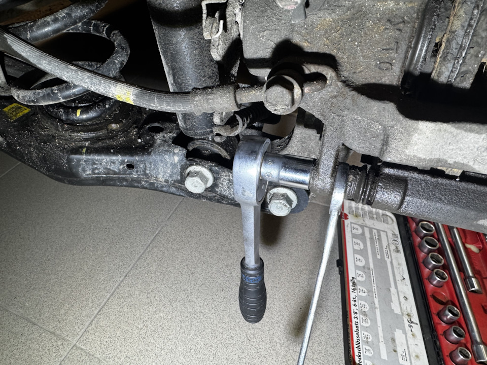 Берём из набора головку на 14 и ключ на 17 — KIA Sorento (4G)