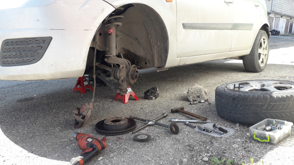 Замена колесных шпилек — Ford Fiesta (Mk V), 1,4 л, 2006 года | своими ...