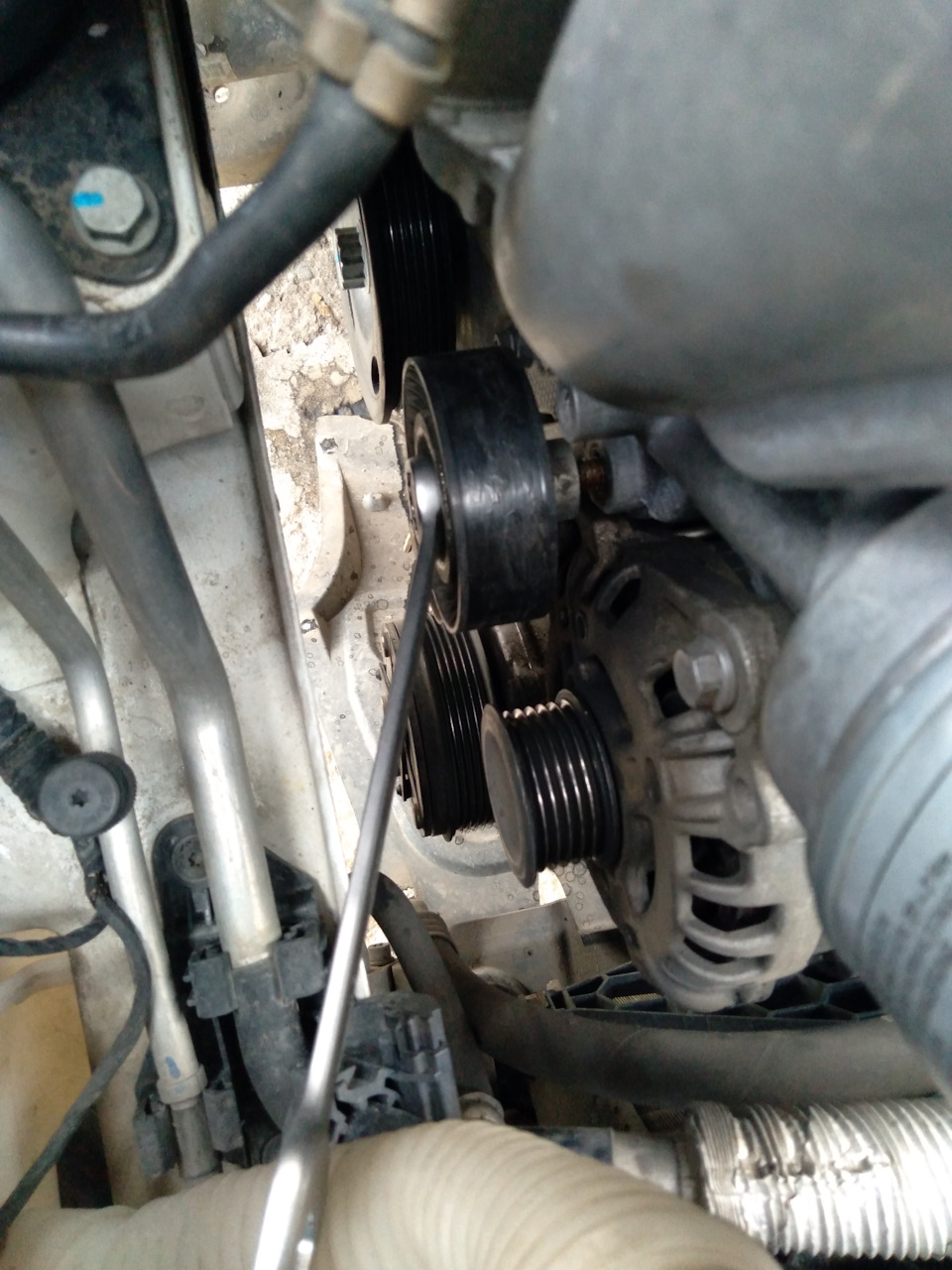 Окручиваем обводной, простой лайфхак, в уникальной конструкции данного авто по заводу предусмотрено снятие с подушки и поддамкрачивание для замены этого ролика, можно просто немного раскрутить втулку ролика со стороны резьбы и снять, тем самым добавляя свободный ход ролика, ставим в обратной последовательности, втулку затягиваем хорошо! — Volkswagen Polo Sedan