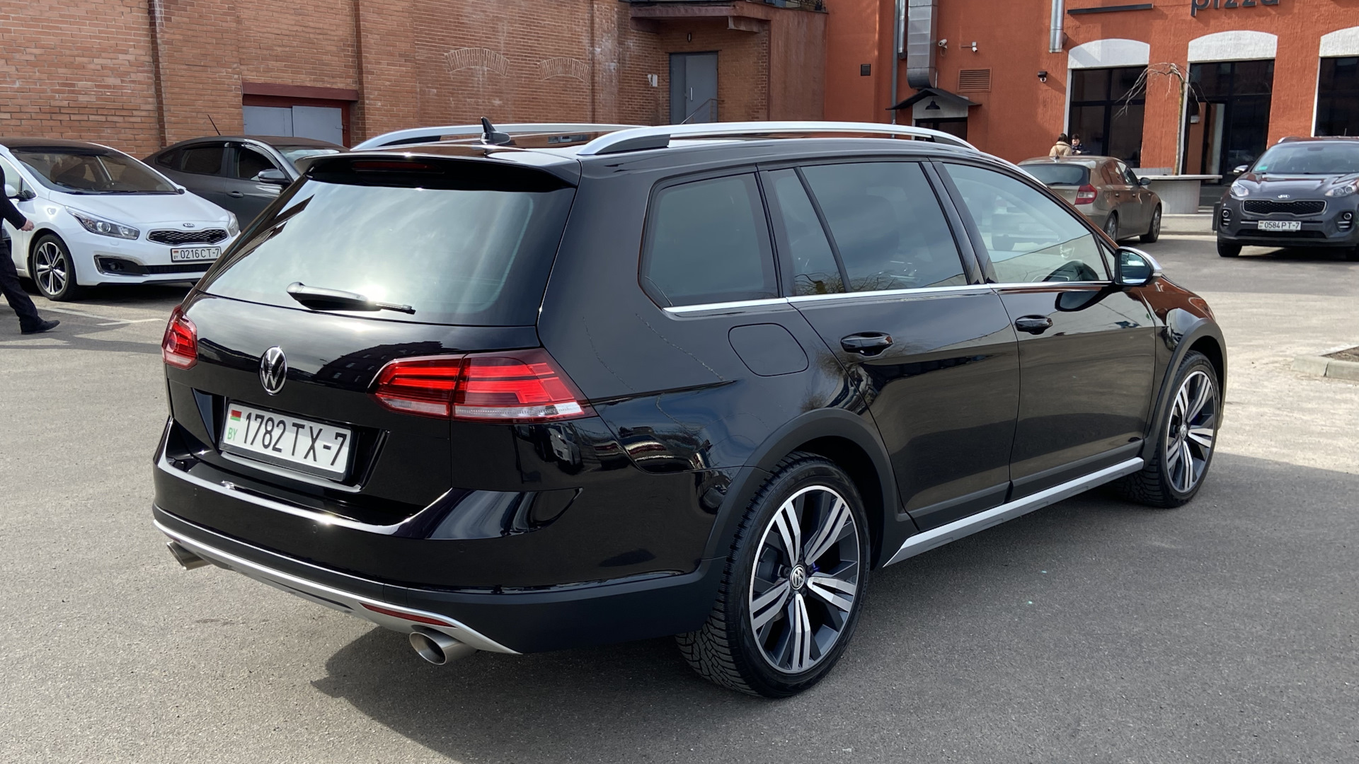 VW Golf Alltrack черный