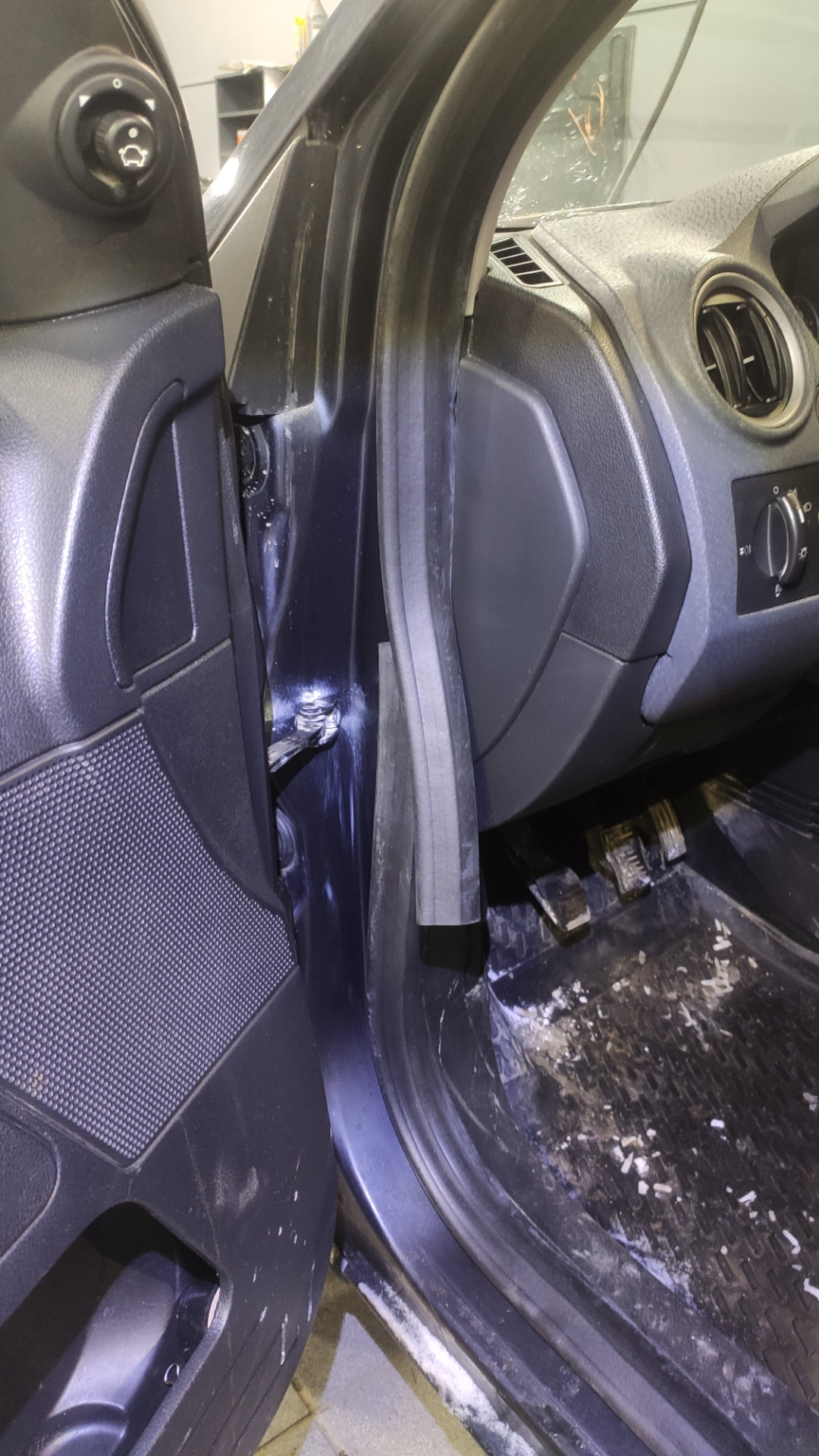 Замена уплотнительных резинок передних дверей — Ford Fusion, 1,4 л ...