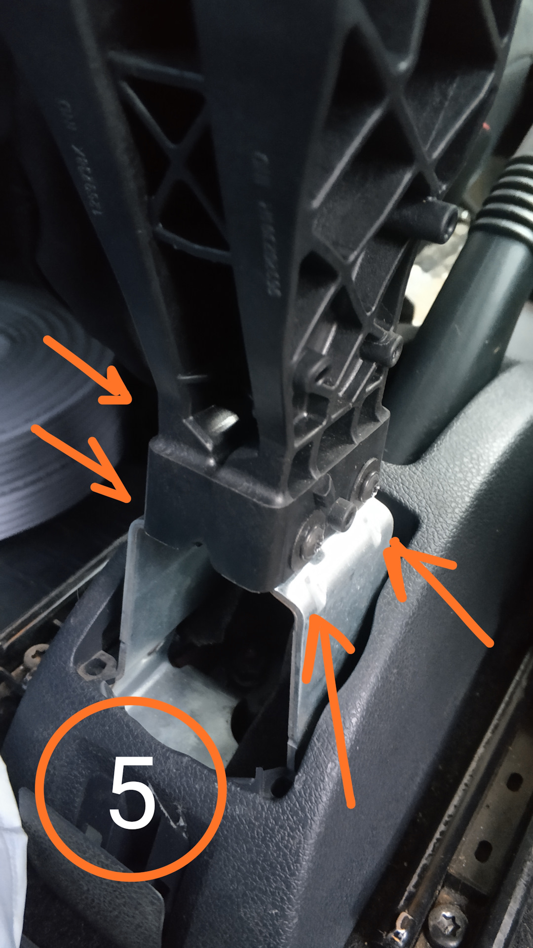 Как снять подлокотник рено логан 2 Снятие штатного подлокотника Renault Logan 2 - Renault Logan (2G), 1,6 л, 2014 г