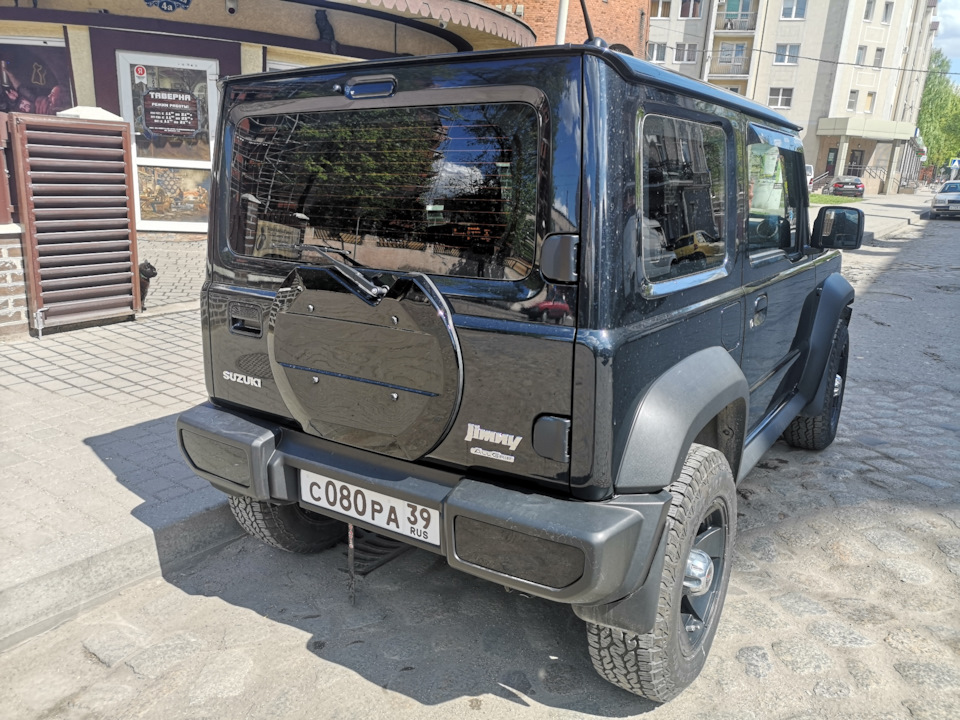 Крышка по месту снятого запасного колеса. — Suzuki Jimny (4G), 1,5 л ...