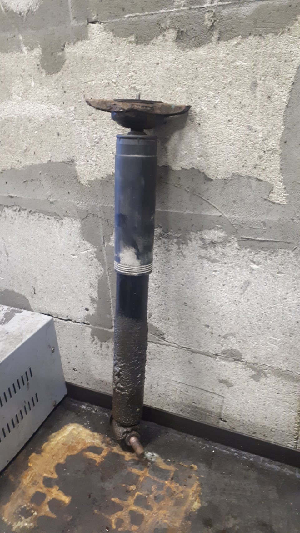 Krok 21 — Tył: załóż podkładkę 20 mm na górne mocowanie amortyzatora; upewnij się, że przylega całym obwodem. — Ford Mondeo Mk4 FL