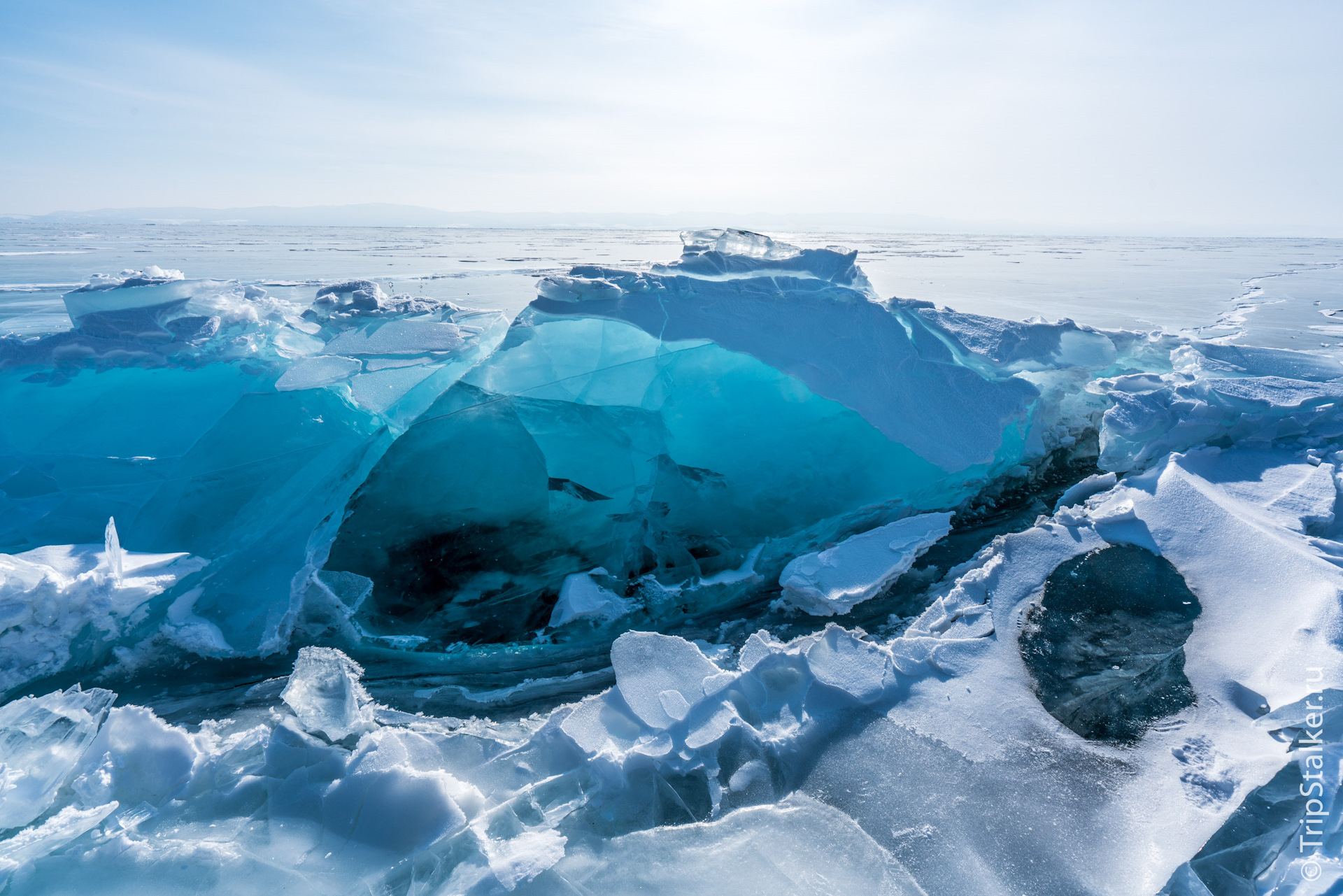 Лед 6 читать. Зимний Байкал. Голубой лед. Голубой лед Байкала. Малое море Байкал зимой.