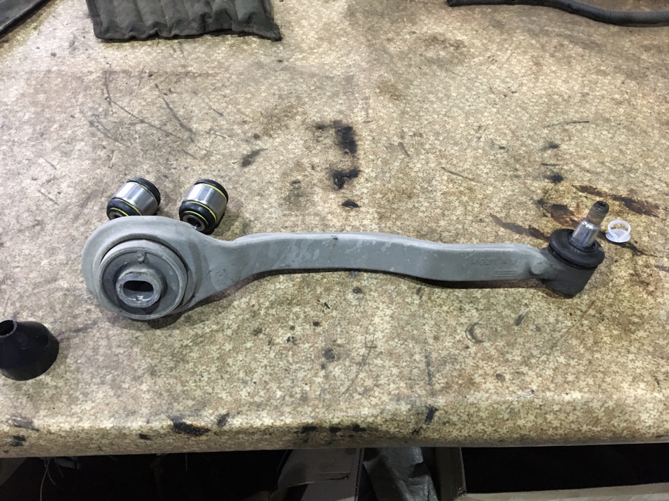 Снятый рычаг, на вид как новый, вот счас пишу и думаю, на**р вобще его трогал — Mercedes-Benz E-Class (W211)