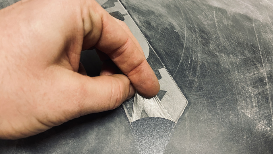 Родной логотип приклеен просто намертво…пришлось греть его феном и вот тогда он начал потихоньку отходить — Honda CR-V (RD4/RD5/RD6/RD7)