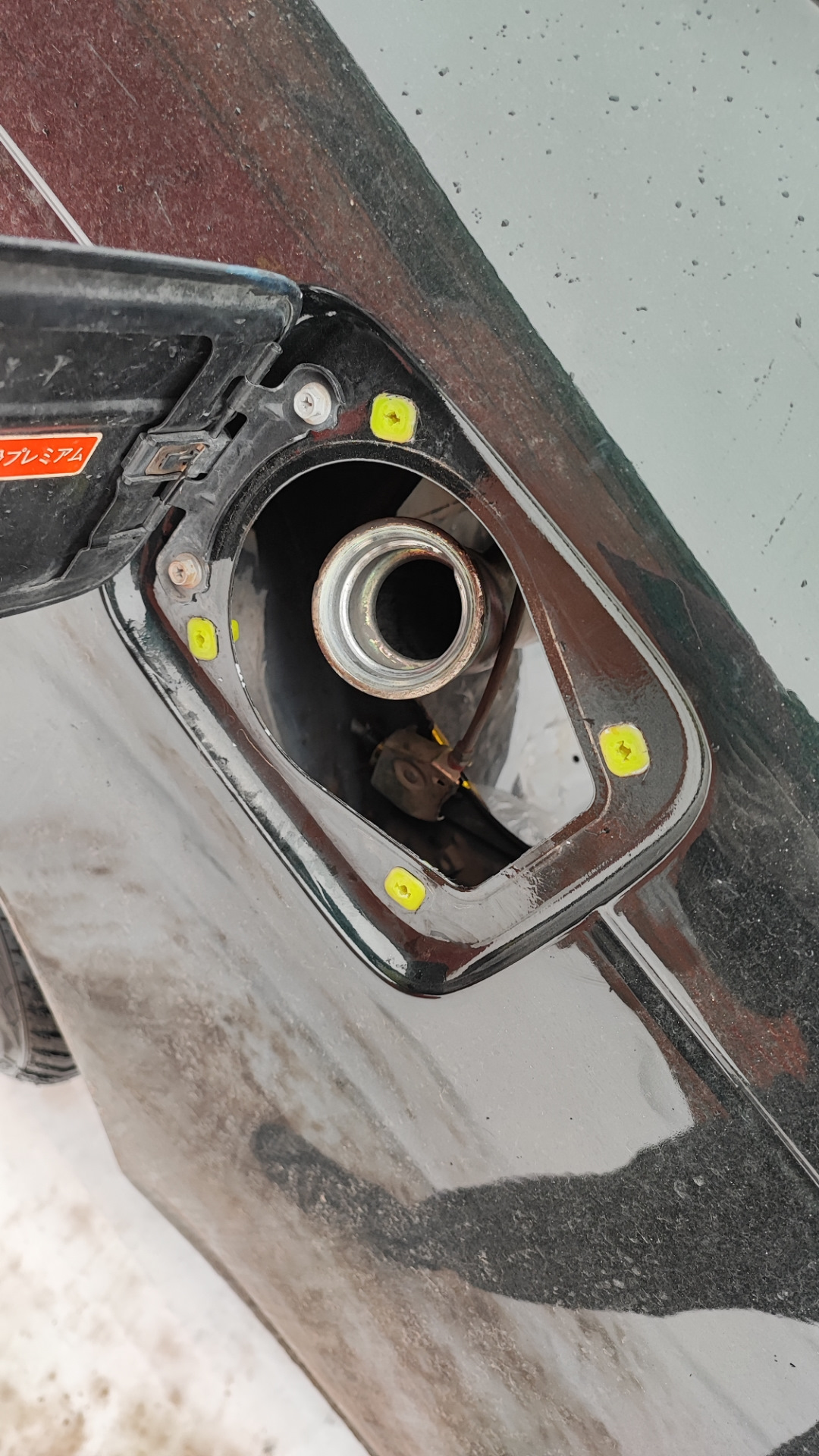 Крепление горловины топливного бака. Удлинитель горловины бака камаз. 96553811 горловина топливного бака в сборе. Топливный бак ниссан сафари. Крепление горловины топливного бака.