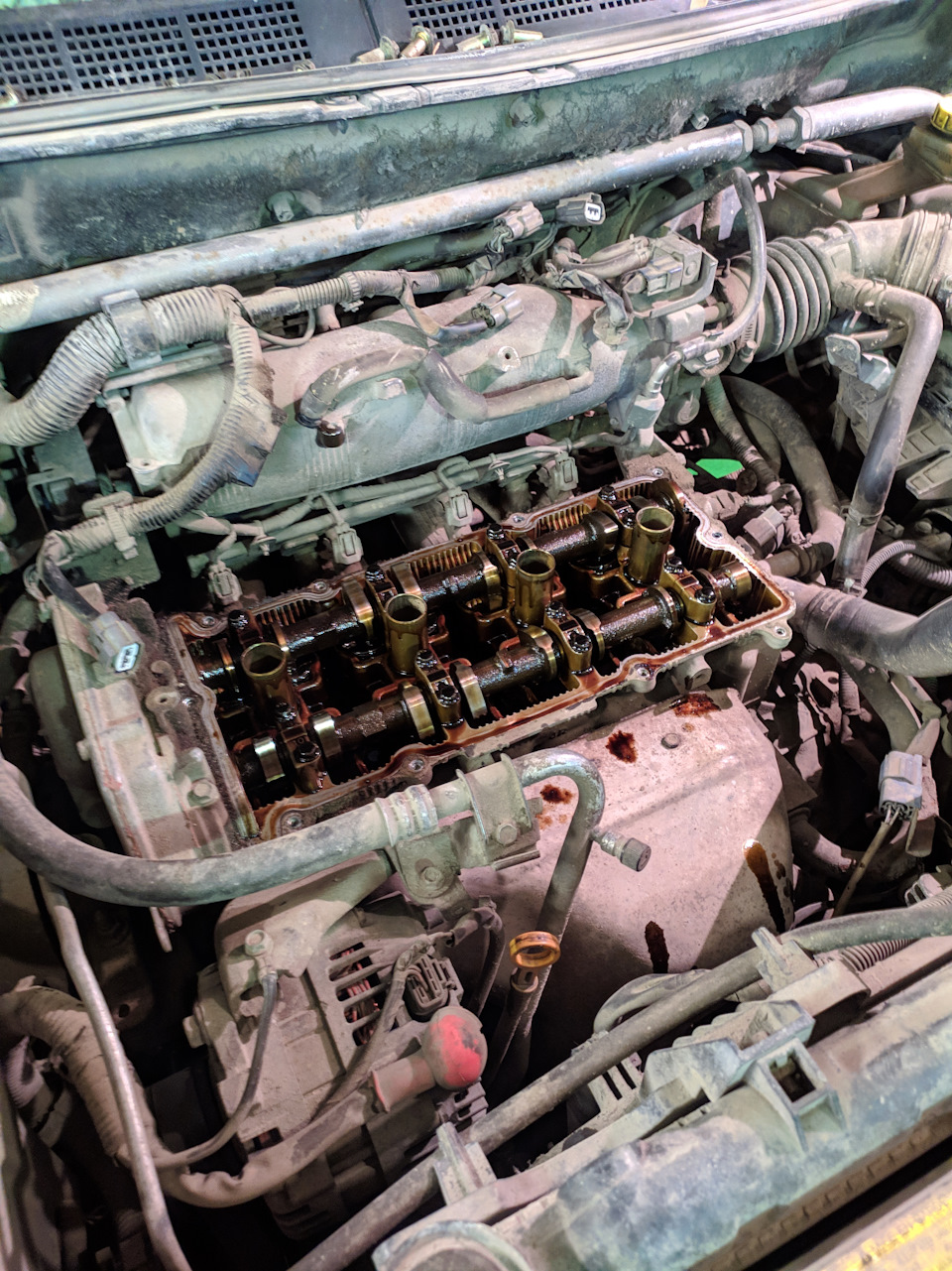Масло и сальники свечных колодцев — Nissan X-Trail I (t30), 2,5 л, 2005 ...
