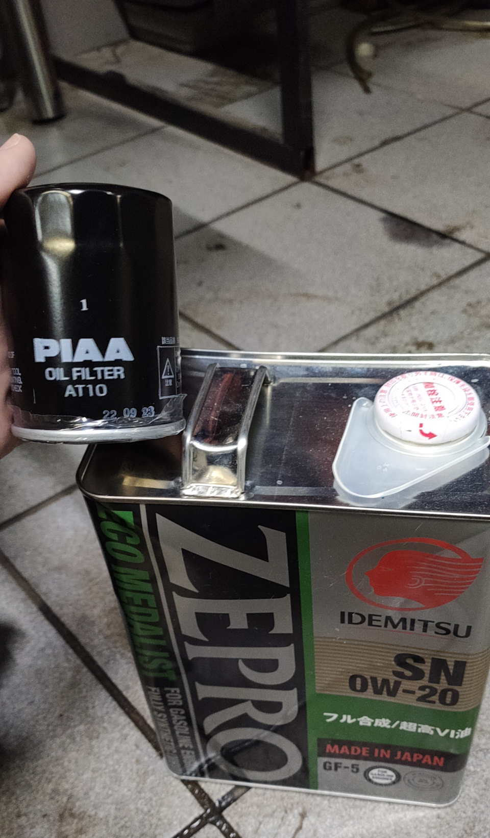 масло и фильтр — Toyota Corolla Fielder (E160). Запчасти на фото: AT10