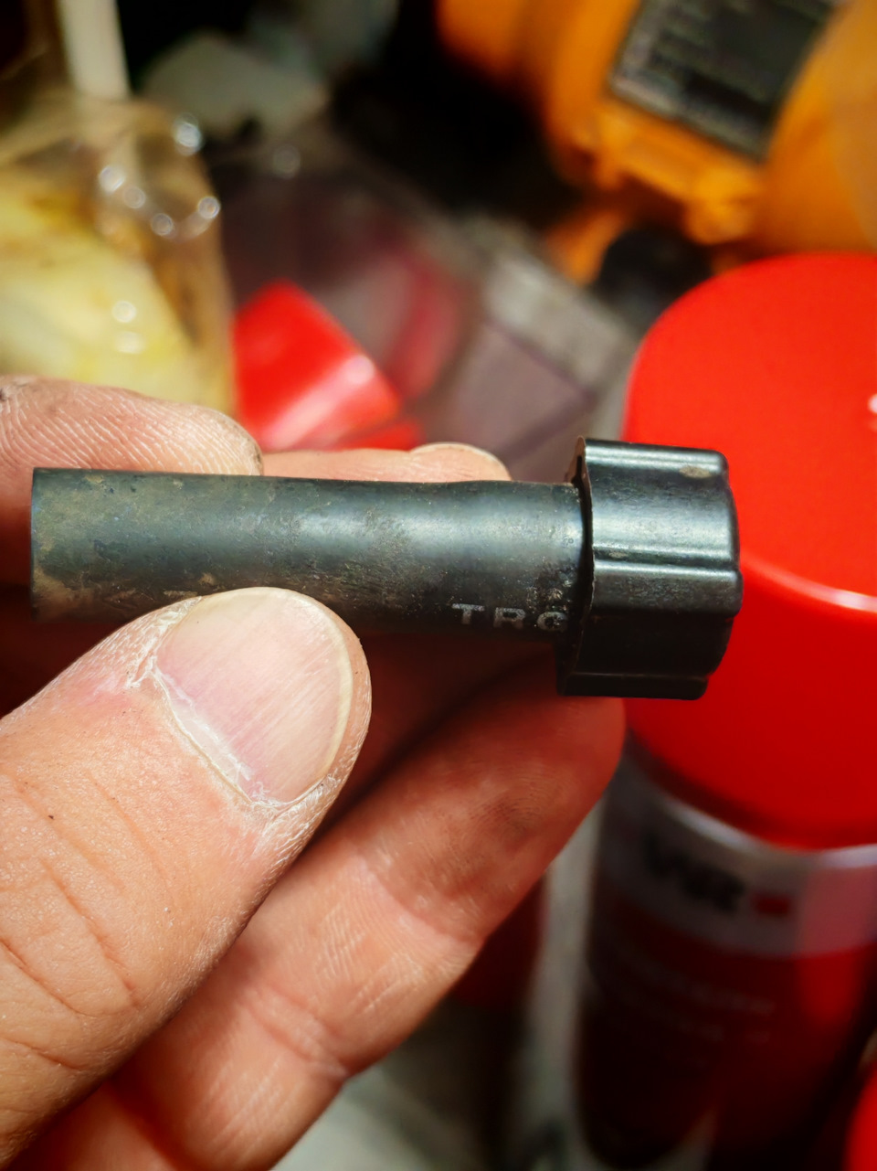 Сапун сдёрнул, снимается легко. Расположен под бачком тормозухи, руку просунуть по локоть — Nissan Qashqai (2G)