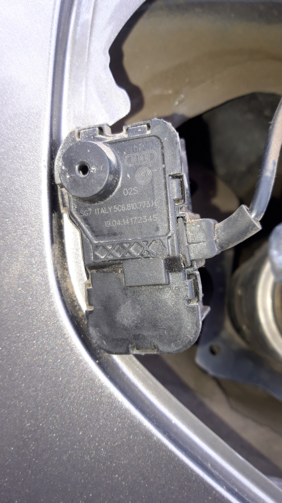 Починка замка лючка бензобака без ремонта — Volkswagen Golf Mk7, 1,4 л ...