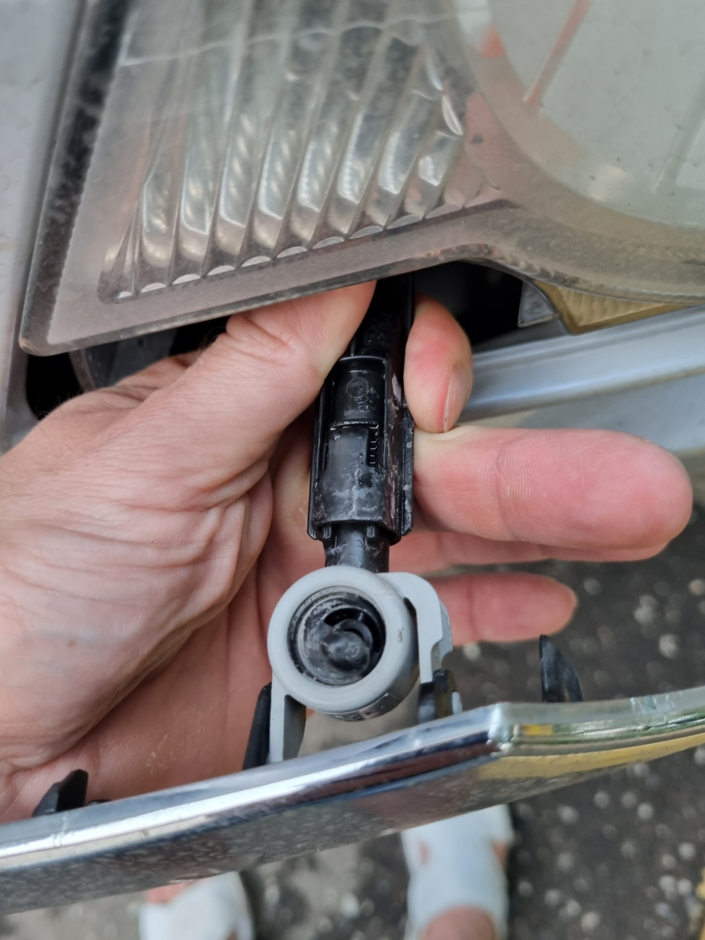 Замена распылителя омывателя фар — Ford Kuga (1G), 2,5 л., 2011 года ...