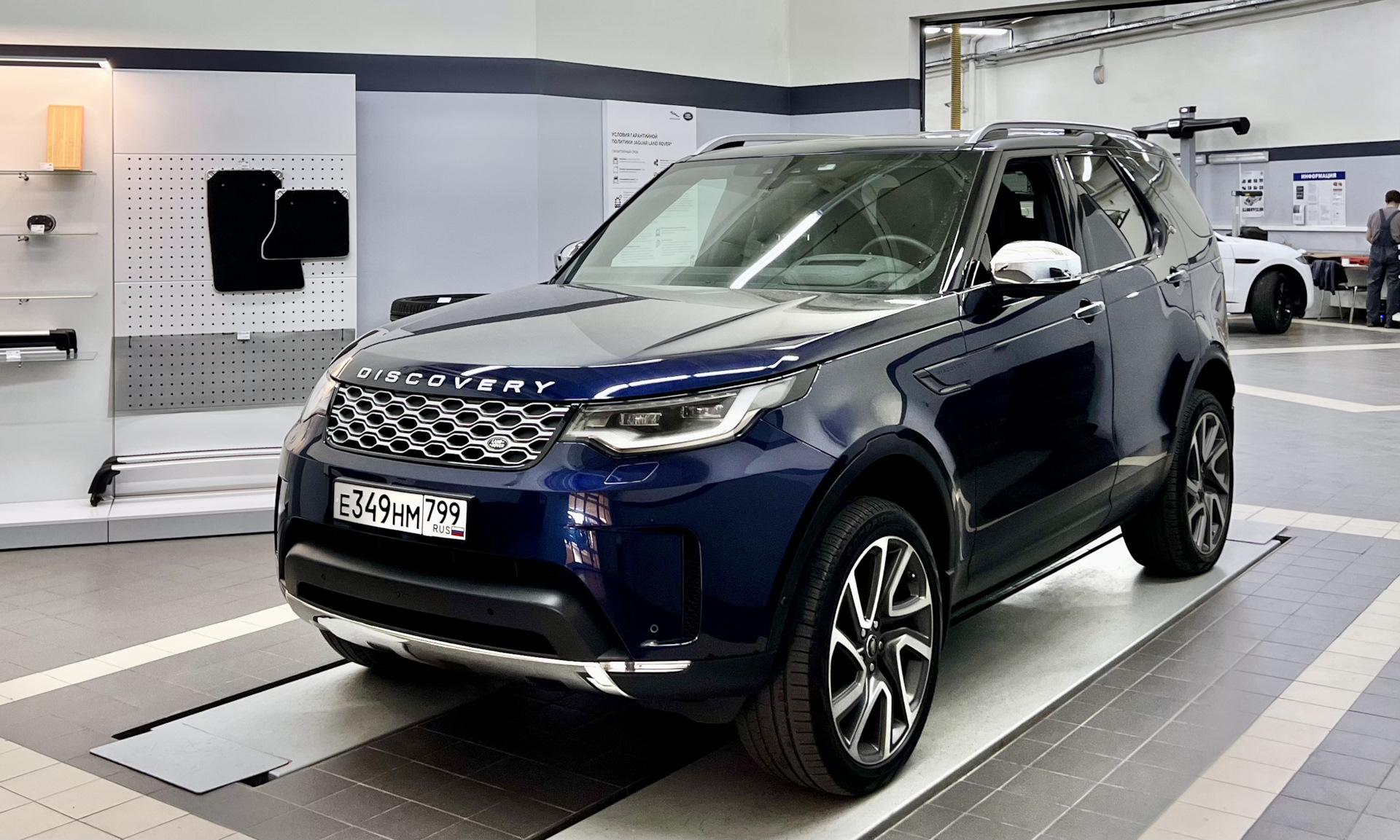 Discovery 5. Дискавери 5 и Дискавери спорт. Land Rover Discovery 5 2.0 синего. Дискавери 5 лифт. Дискавери 2018