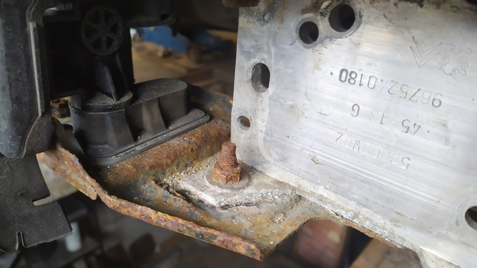 Фото в бортжурнале Citroen Grand C4 Picasso (2G). Запчасти на фото: 9675240180