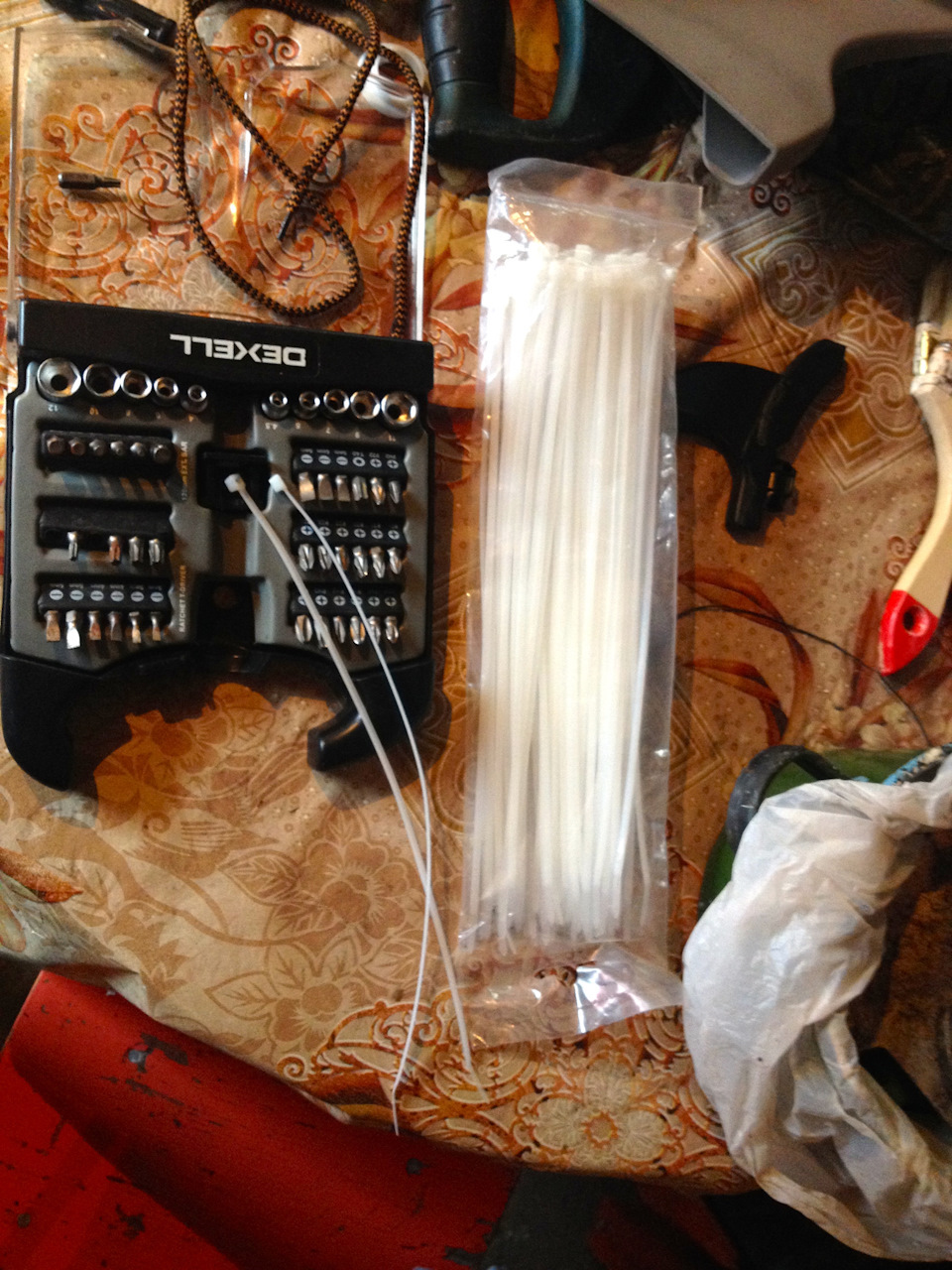 Вот такие хомуты понадобятся только для водительской и пассажирской спинки по 21 штуке на каждую спинку, всё остальное крепится на защёлках. — Volvo C30