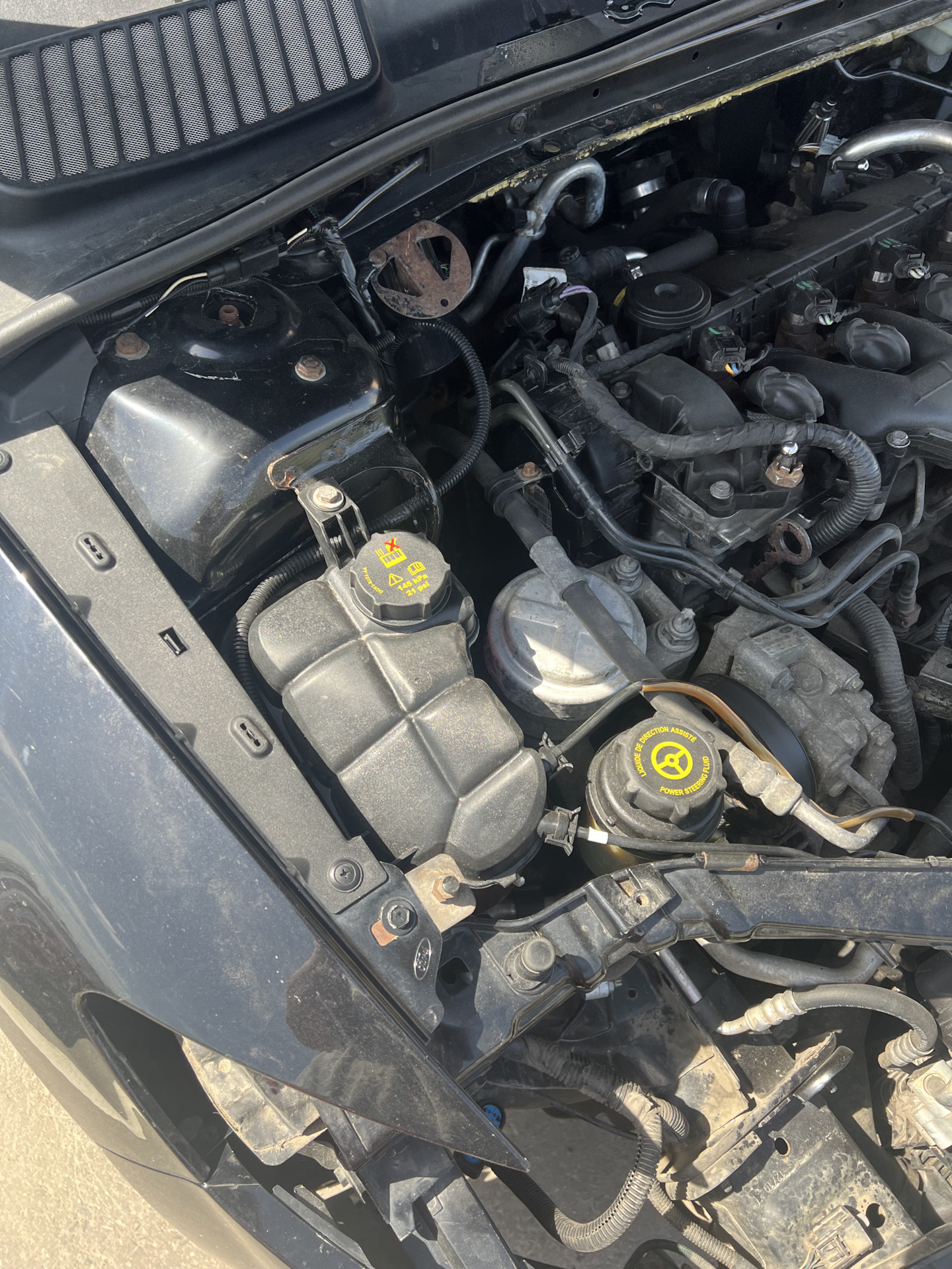 Новый аккумулятор, крышка, резинка — Ford Mondeo IV, 2 л, 2010 года ...