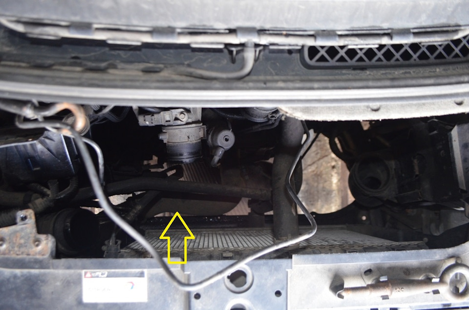 и снизу тоже (нижний патрубок интеркулера) — Citroen C8