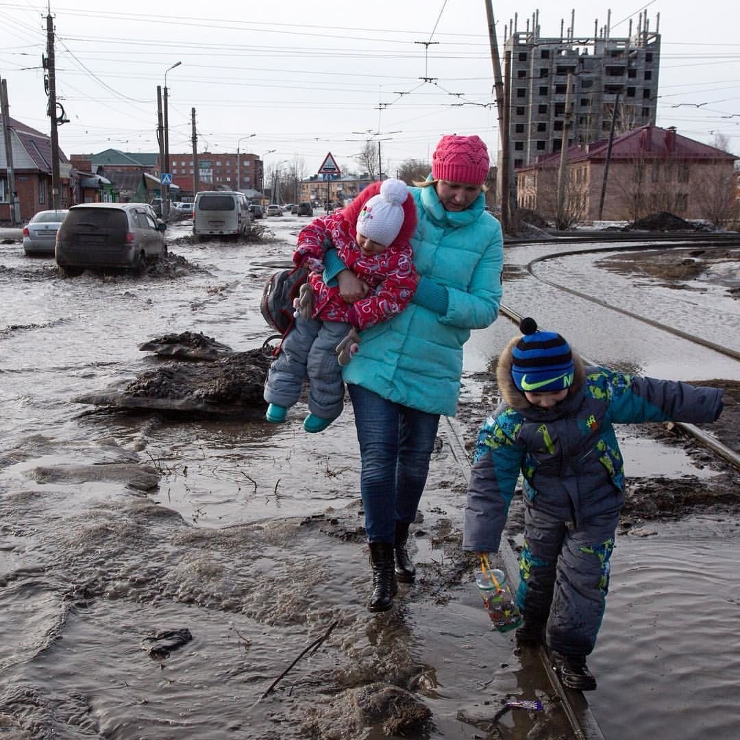 Плохих г. Грязный Омск. Весна в рашке. Ужасная Весна. Россия с плохой стороны.