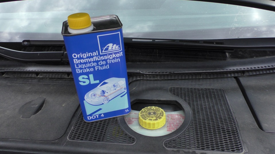 Замена тормозной жидкости - когда и как часто менять тормозную жидкость в автомобиле