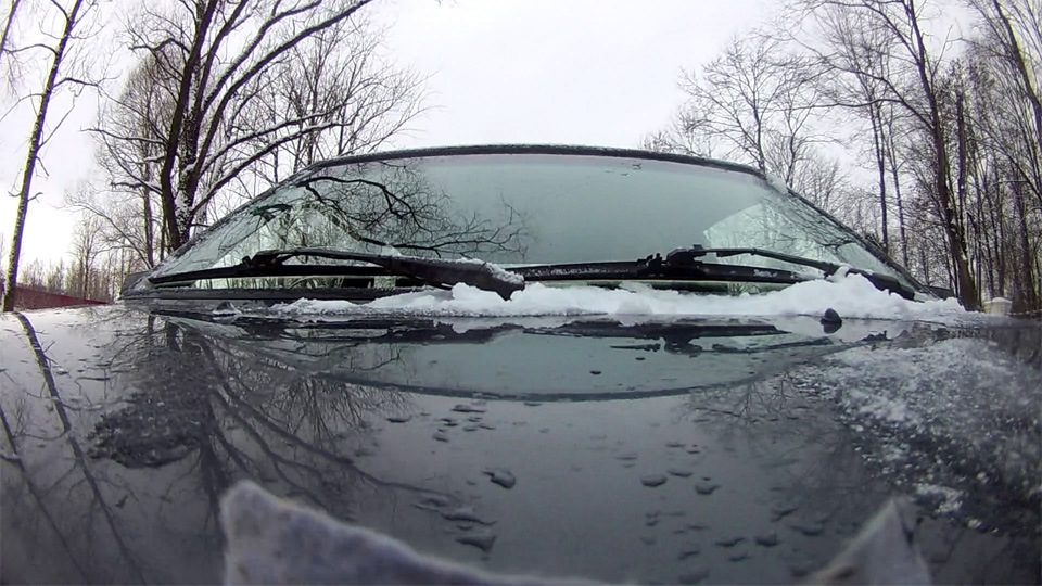 Камера ближе к бамперу. Хороший вариант. Отражения на стекле и капоте дополняют картинку. — Lada 21083