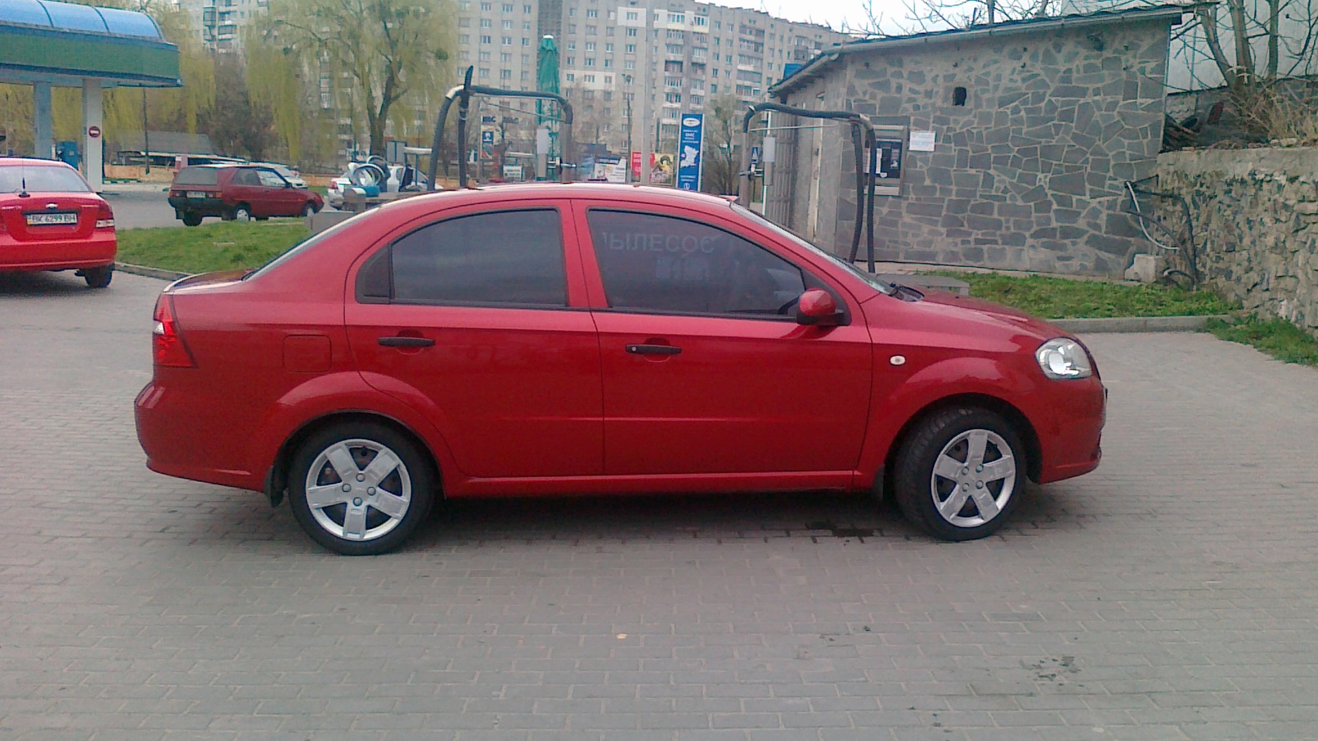 где находится код краски на шевроле авео