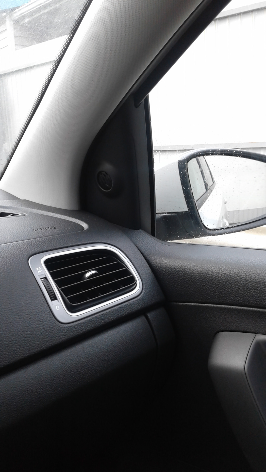 Купить зеркало на поло. Уголки зеркал Фольксваген поло 2013. Volkswagen Polo sedan салонное зеркало. Зеркало поло Фольксваген поло.