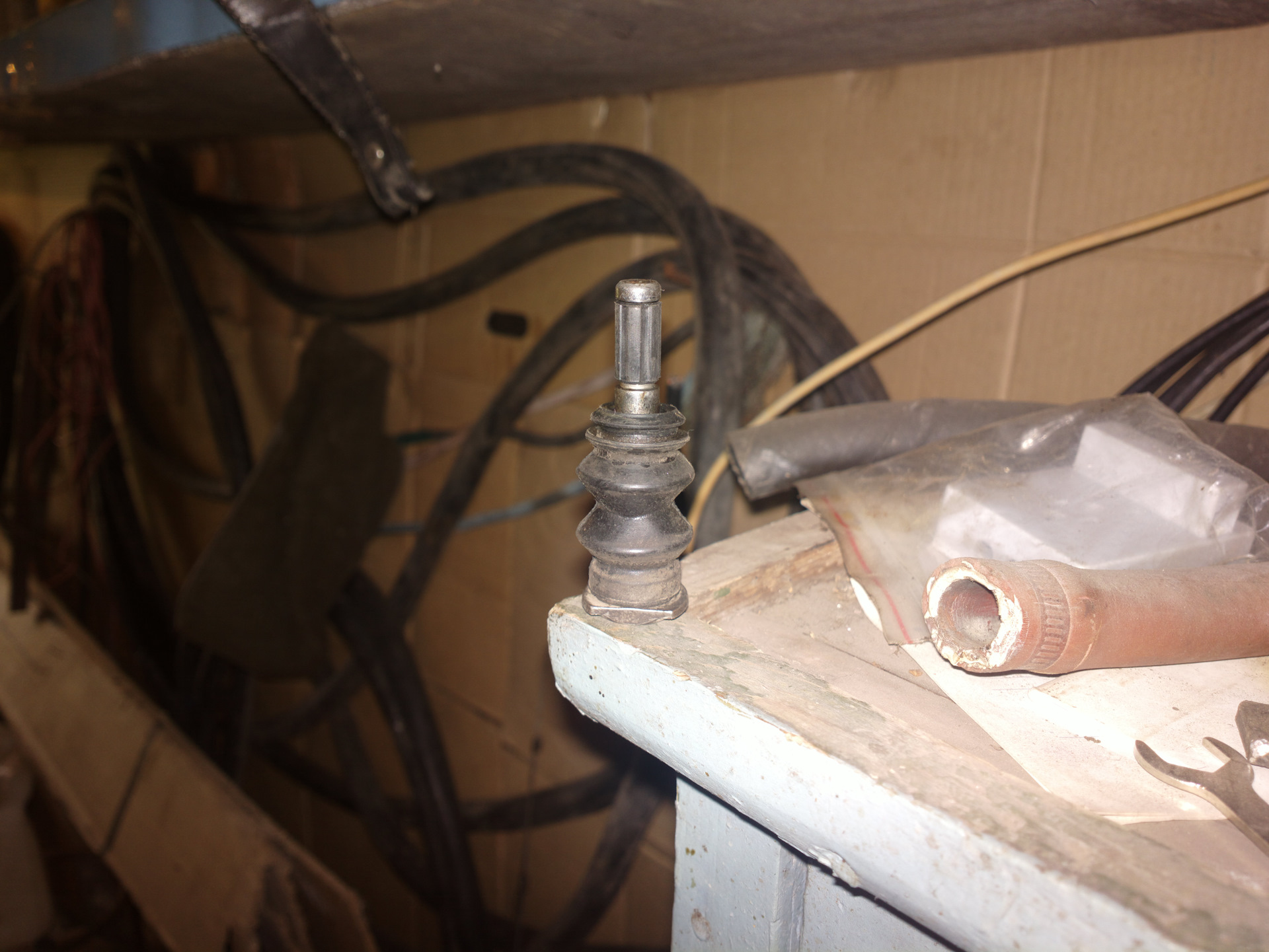 Замена резинок направляющих суппорта — Toyota Avensis II, 1,8 л, 2008 ...