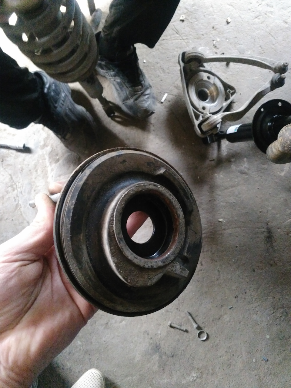 Замена передних амортизаторов и опор. — Volkswagen Passat B5, 2,8 л ...