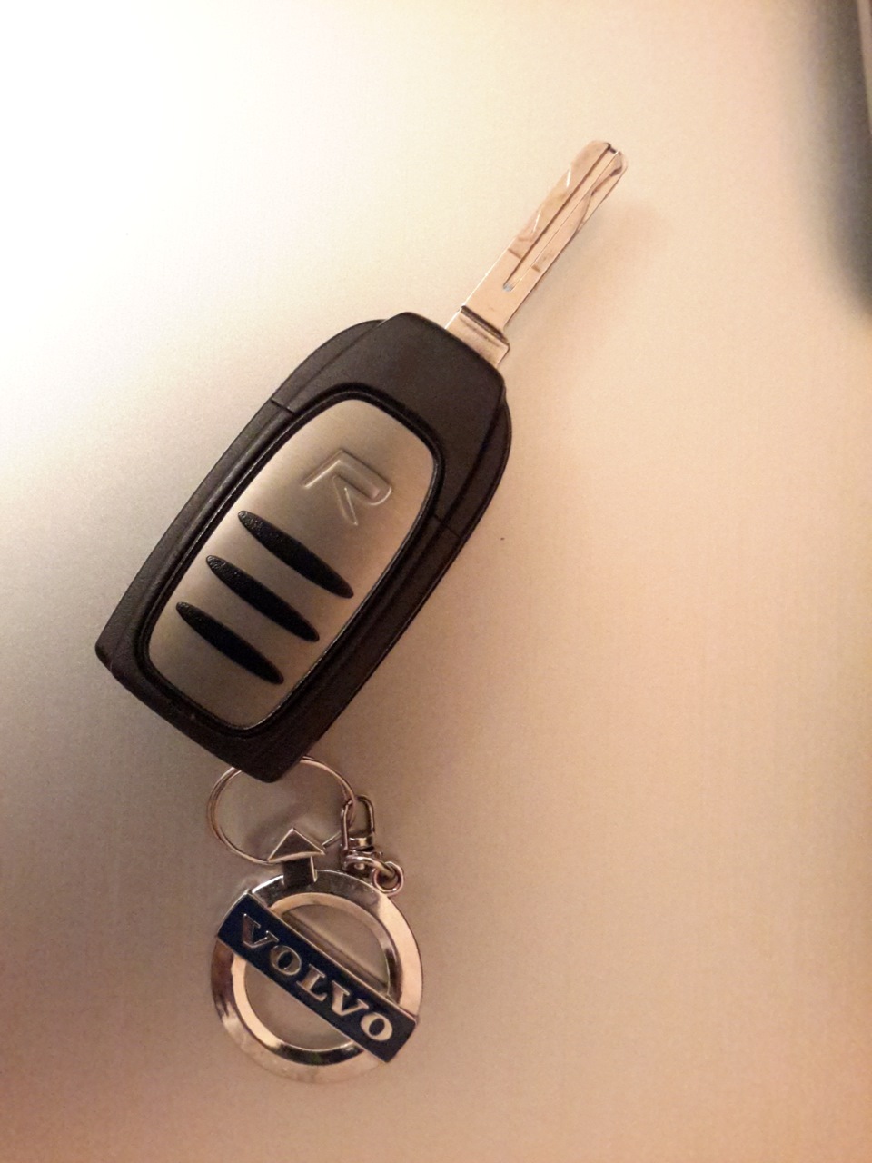 Action ключ. Ключ Вольво s60. Ключи от Volvo s60 2021. Вольво с 60 ключ зажигания новый. Ключ зажигания Вольво s60.