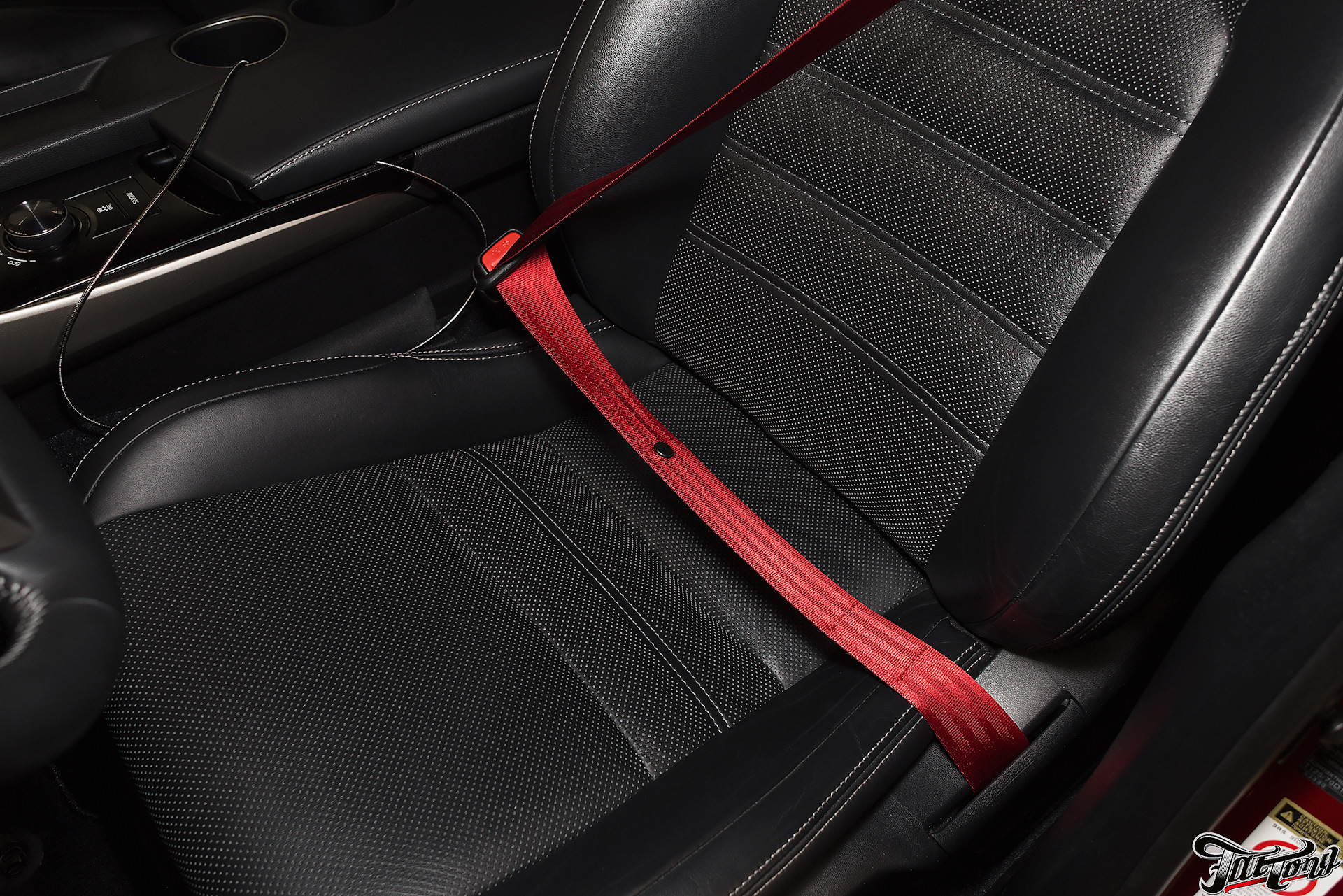 Красные ремни безопасности. Красный ремень безопасности Octavia a5 RS. Красные ремни безопасности Mazda 6. GLC 4.3 AMG красный ремни безопасности. Красные ремни в BMW f20.
